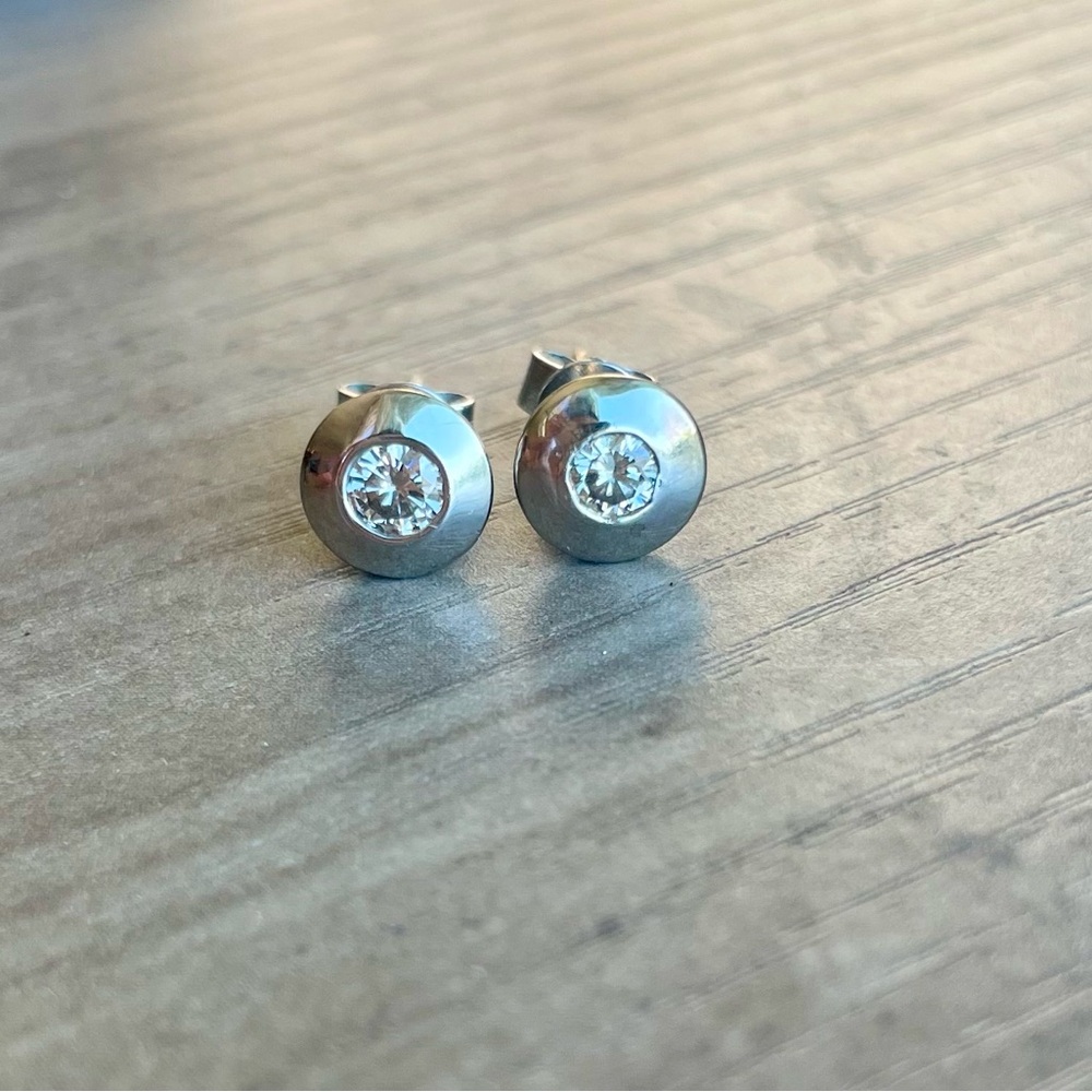 Elegant 18k White Gold Stud Earrings